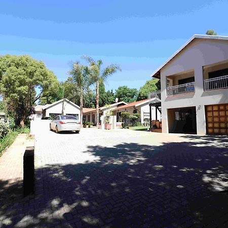 Acacia Grove Guest House โจฮันเนสเบิร์ก ภายนอก รูปภาพ