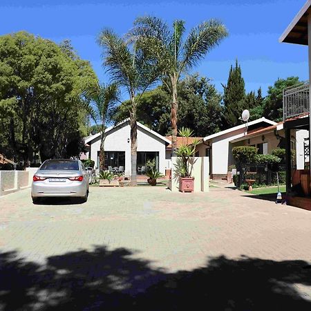 Acacia Grove Guest House โจฮันเนสเบิร์ก ภายนอก รูปภาพ