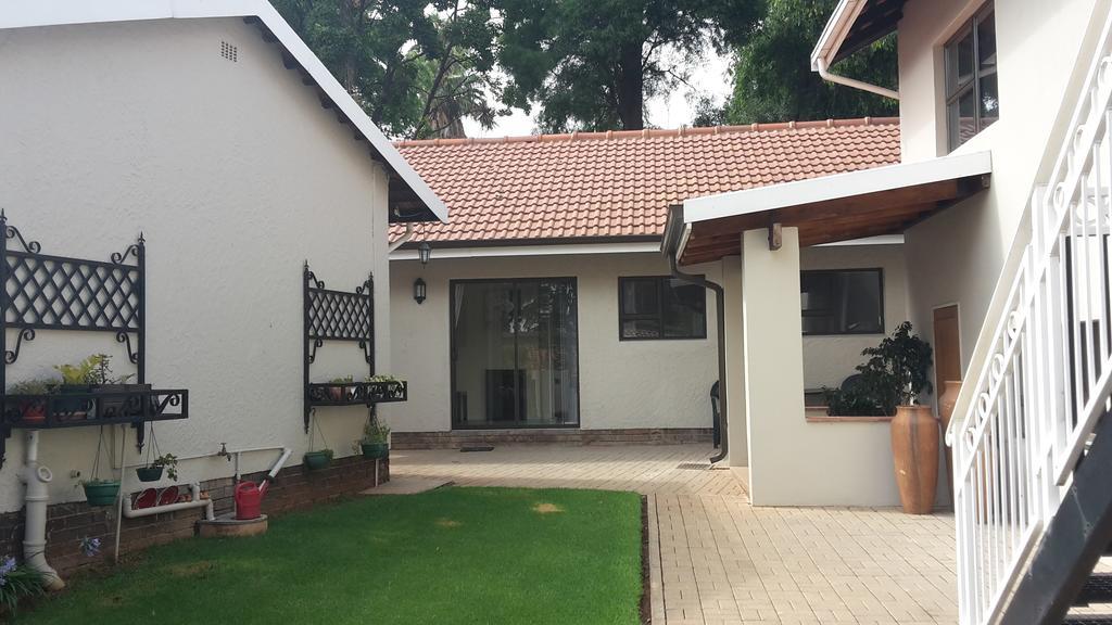 Acacia Grove Guest House โจฮันเนสเบิร์ก ภายนอก รูปภาพ